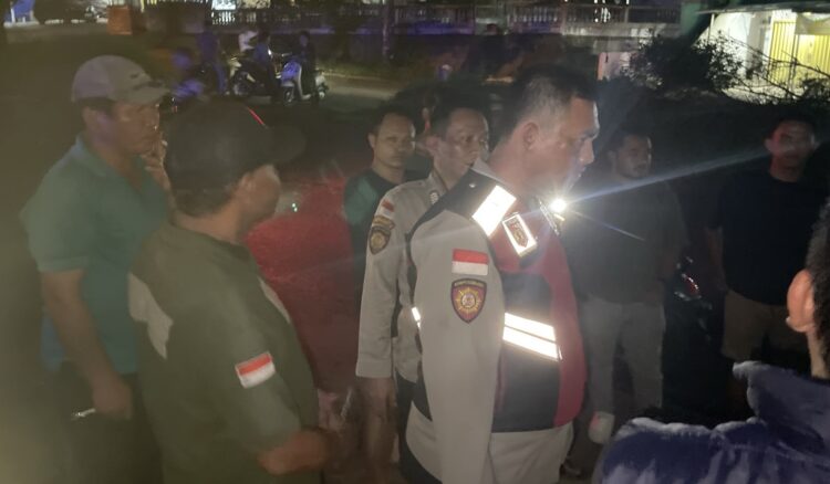 Personel Polsek Bengkong bergerak cepat setelah menerima laporan warga lewat layanan 110, Kamis 11 Juni 2026
Foto: Polsek Bengkong