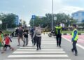 Personel Polwan Polsek Batam Kota, Polresta Barelang, turun langsung mengatur lalu lintas di depan SD Negeri 001 Sungai Panas, Sabtu 13 Juni 2026
Foto: Polresta Barelang