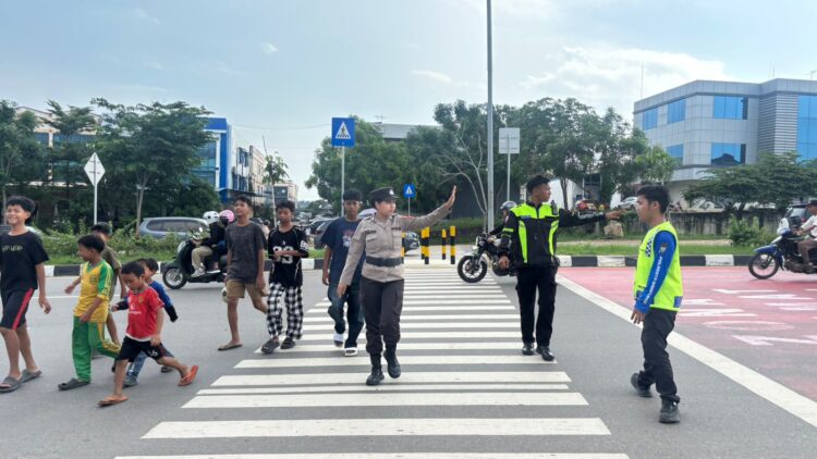 Personel Polwan Polsek Batam Kota, Polresta Barelang, turun langsung mengatur lalu lintas di depan SD Negeri 001 Sungai Panas, Sabtu 13 Juni 2026
Foto: Polresta Barelang