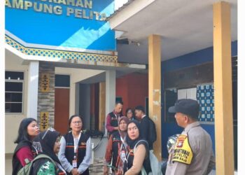 Bhabinkamtibmas Kelurahan Kampung Pelita, Polsek Lubuk Baja, Polresta Barelang, melakukan monitoring pelaksanaan Sensus Ekonomi 2026 yang digelar Badan Pusat Statistik (BPS) Kota Batam, Senin (15/6/2026)
Foto: Polresta Barelang
