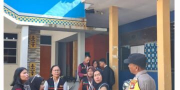 Bhabinkamtibmas Kelurahan Kampung Pelita, Polsek Lubuk Baja, Polresta Barelang, melakukan monitoring pelaksanaan Sensus Ekonomi 2026 yang digelar Badan Pusat Statistik (BPS) Kota Batam, Senin (15/6/2026)
Foto: Polresta Barelang