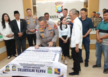 Kapolda Kepri Irjen Pol. Asep Safrudin, S.I.K., M.H., menggelar silaturahmi bersama Pemko Batam, BP Batam, dan sekitar 60 pelaku usaha barang bekas di Rupatama Wicaksana Laghawa, Mapolresta Barelang.
(15/06/26)
Foto: Polresta Barelang