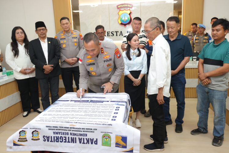 Kapolda Kepri Irjen Pol. Asep Safrudin, S.I.K., M.H., menggelar silaturahmi bersama Pemko Batam, BP Batam, dan sekitar 60 pelaku usaha barang bekas di Rupatama Wicaksana Laghawa, Mapolresta Barelang.
(15/06/26)
Foto: Polresta Barelang