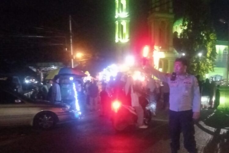Polsek Batu Ampar menurunkan personel pengamanan untuk mengawal Pawai Obor Tahun Baru Islam 1 Muharram 1448 H tingkat Kecamatan Batu Ampar, Senin (15/6/2026)
Foto: Polresta Barelang