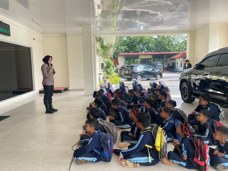 Satuan Pembinaan Masyarakat Polresta Barelang menerima kunjungan silaturahmi dan sosialisasi dari SDIT Nurul Ihsan di Mako Polresta Barelang, Senin (15/6/2026)
Foto: Polresta Barelang