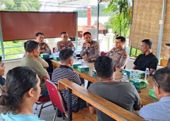 Polsek Nongsa menggelar kegiatan pengarahan dan silaturahmi bersama para pemilik serta pelaku usaha barang bekas dan skrap di wilayah Kecamatan Nongsa
(18/06/26)
Foto: Polresta Barelang