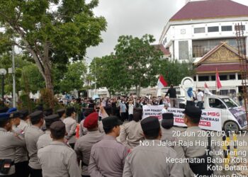 Polresta Barelang menerjunkan 159 personel untuk mengamankan aksi penyampaian aspirasi Aliansi Relawan Pekerja Dapur Makan Bergizi Gratis Kota Batam di depan Kantor DPRD Batam, Sabtu 20 Juni 2026
Foto: Polresta Barelang