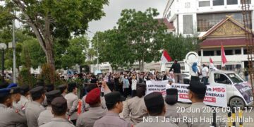 Polresta Barelang menerjunkan 159 personel untuk mengamankan aksi penyampaian aspirasi Aliansi Relawan Pekerja Dapur Makan Bergizi Gratis Kota Batam di depan Kantor DPRD Batam, Sabtu 20 Juni 2026
Foto: Polresta Barelang