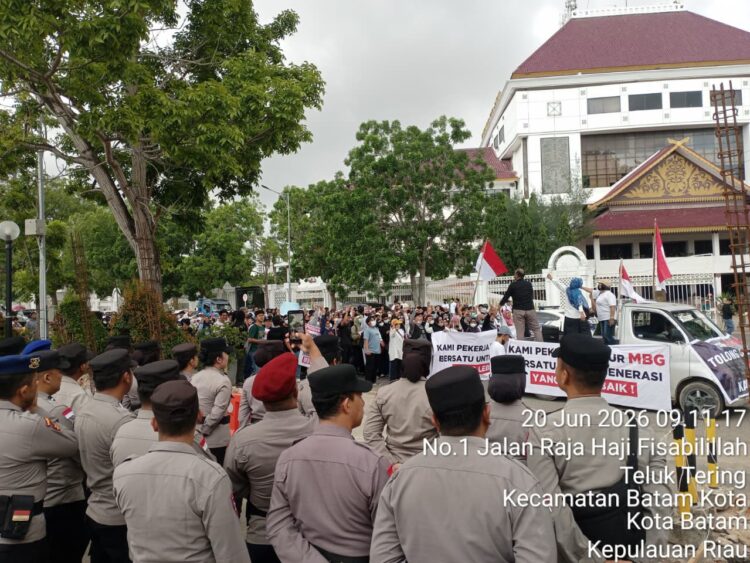 Polresta Barelang menerjunkan 159 personel untuk mengamankan aksi penyampaian aspirasi Aliansi Relawan Pekerja Dapur Makan Bergizi Gratis Kota Batam di depan Kantor DPRD Batam, Sabtu 20 Juni 2026
Foto: Polresta Barelang