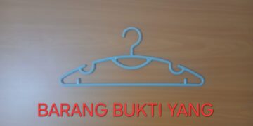 Polsek Sagulung Polresta Barelang mengamankan seorang perempuan berinisial V.J.H, 38 tahun, terduga pelaku kekerasan terhadap anak di bawah umur. Korban berinisial R.A.L, 9 tahun, mengalami luka serius pada bagian wajah. (19/06/26)
Foto: Polresta Barelang