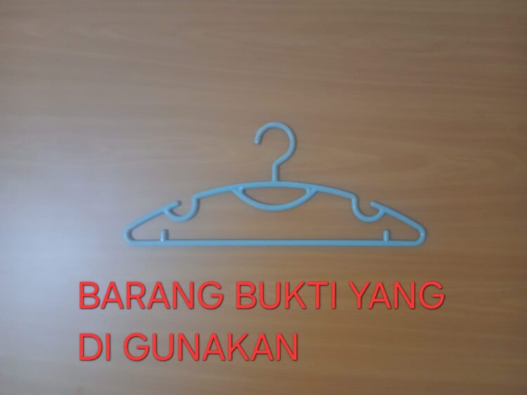 Polsek Sagulung Polresta Barelang mengamankan seorang perempuan berinisial V.J.H, 38 tahun, terduga pelaku kekerasan terhadap anak di bawah umur. Korban berinisial R.A.L, 9 tahun, mengalami luka serius pada bagian wajah. (19/06/26)
Foto: Polresta Barelang