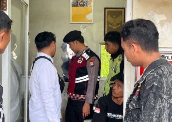 Personel piket Polsek Nongsa bergerak cepat menindaklanjuti laporan warga yang masuk melalui Layanan Polisi seratus sepuluh pada Senin (22/06/26).
Foto: Polresta Barelang