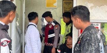 Personel piket Polsek Nongsa bergerak cepat menindaklanjuti laporan warga yang masuk melalui Layanan Polisi seratus sepuluh pada Senin (22/06/26).
Foto: Polresta Barelang