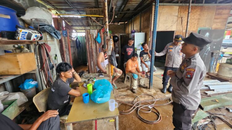 Satuan Pembinaan Masyarakat Polresta Barelang mengintensifkan kegiatan himbauan kepada pemilik usaha besi tua, pengepul barang bekas atau scrap, dan penampung limbah di wilayah hukum Polresta Barelang
(24/06/26)
Foto: Polresta Barelang