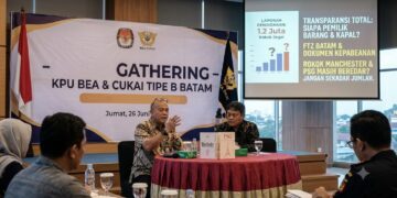 Menjawab pertanyaan wartawan soal pengawasan di pelabuhan-pelabuhan tikus, Kepala Bidang Kepatuhan dan Layanan Informasi Bea Cukai Batam, Setiawan Rosidi, menegaskan pihaknya tidak menempatkan petugas tetap di lokasi-lokasi tersebut.
(26/06/26)
Foto: Media Gathering