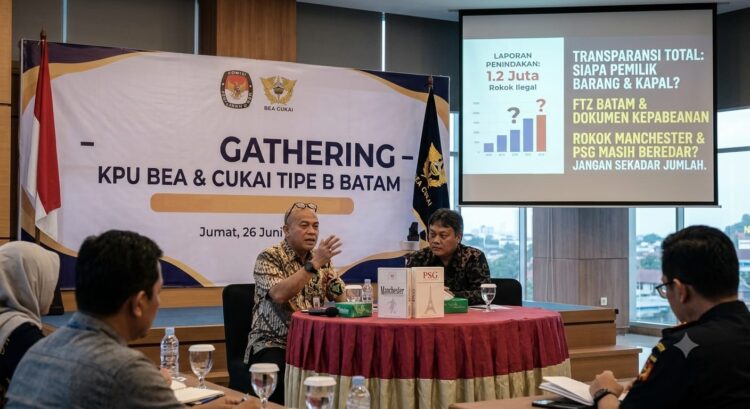 Menjawab pertanyaan wartawan soal pengawasan di pelabuhan-pelabuhan tikus, Kepala Bidang Kepatuhan dan Layanan Informasi Bea Cukai Batam, Setiawan Rosidi, menegaskan pihaknya tidak menempatkan petugas tetap di lokasi-lokasi tersebut.
(26/06/26)
Foto: Media Gathering