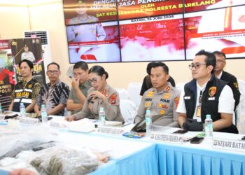 Polresta Barelang bersama Bea Cukai Tipe B Batam berhasil menggagalkan pengiriman narkotika jaringan antar provinsi dengan modus concealment melalui jasa ekspedisi. Konferensi pers pengungkapan kasus dan pemusnahan barang bukti digelar di Lobby Mapolresta Barelang, Jumat 26 Juni 2026.
Foto: Polresta Barelang