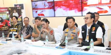 Polresta Barelang bersama Bea Cukai Tipe B Batam berhasil menggagalkan pengiriman narkotika jaringan antar provinsi dengan modus concealment melalui jasa ekspedisi. Konferensi pers pengungkapan kasus dan pemusnahan barang bukti digelar di Lobby Mapolresta Barelang, Jumat 26 Juni 2026.
Foto: Polresta Barelang