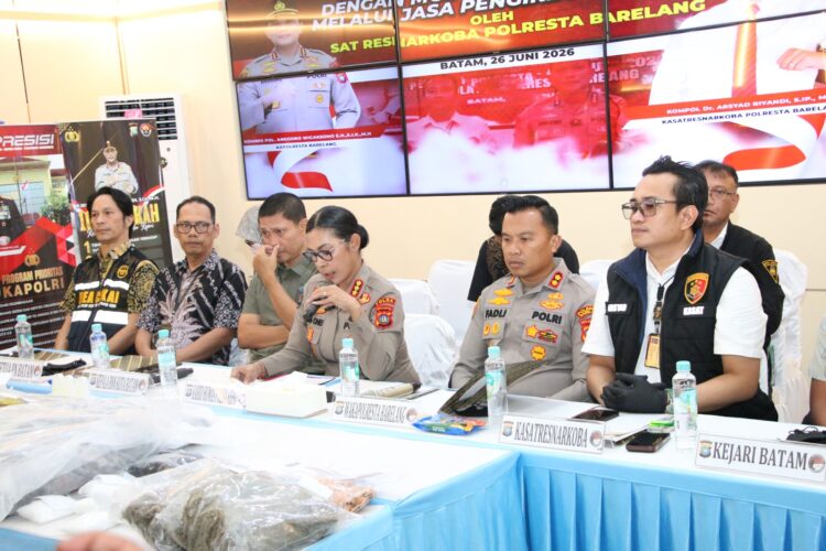 Polresta Barelang bersama Bea Cukai Tipe B Batam berhasil menggagalkan pengiriman narkotika jaringan antar provinsi dengan modus concealment melalui jasa ekspedisi. Konferensi pers pengungkapan kasus dan pemusnahan barang bukti digelar di Lobby Mapolresta Barelang, Jumat 26 Juni 2026.
Foto: Polresta Barelang