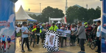 Suasana Dataran Engku Putri, Batam Kota, Minggu 28 Juni 2026 pukul 05.30 WIB, penuh semangat kebersamaan. Ribuan peserta mengikuti Seligi Fun Bike dalam rangka memperingati Hari Bhayangkara Ke-80 Tahun 2026.
Foto: Polresta Barelang