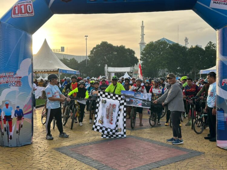 Suasana Dataran Engku Putri, Batam Kota, Minggu 28 Juni 2026 pukul 05.30 WIB, penuh semangat kebersamaan. Ribuan peserta mengikuti Seligi Fun Bike dalam rangka memperingati Hari Bhayangkara Ke-80 Tahun 2026.
Foto: Polresta Barelang