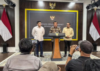 Menteri Sekretaris Negara Prasetyo Hadi (tengah) didampingi Kepala Badan Komunikasi Pemerintah Muhammad Qodari (kanan) dan Sekretaris Kabinet Teddy Indra Wijaya (kiri) memberikan keterangan pers di ruang sidang kabinet Istana Kepresidenan, Jakarta, Selasa (2/6/2026). Presiden Prabowo Subianto mencopot Dadan Hindayana sebagai Kepala Badan Gizi Nasional (BGN) dan digantikan Nanik Suryati Dayang yang sebelumnya menjabat Wakil Kepala BGN. ANTARA FOTO/Azhfar Muhammad/hma/wsj.