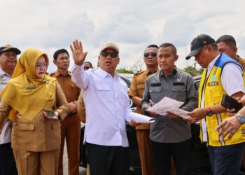 Wakil Gubernur Kepri, Nyanyang Haris Pratamura, meninjau langsung calon lokasi pembangunan Sekolah Rakyat Provinsi Kepri di kawasan Dompak, Tanjungpinang, Selasa (23/6/2026).
Foto: PR Pemprof Kepri