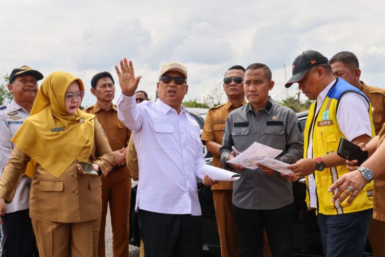 Wakil Gubernur Kepri, Nyanyang Haris Pratamura, meninjau langsung calon lokasi pembangunan Sekolah Rakyat Provinsi Kepri di kawasan Dompak, Tanjungpinang, Selasa (23/6/2026).
Foto: PR Pemprof Kepri