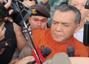 Foto: Wakil Menteri Imigrasi dan Permasyarakatan (Wamen Imipas), Silmy Karim memakai rompi oranye (Foto: Kurniawan Fadilah/detikcom )