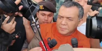 Foto: Wakil Menteri Imigrasi dan Permasyarakatan (Wamen Imipas), Silmy Karim memakai rompi oranye (Foto: Kurniawan Fadilah/detikcom )