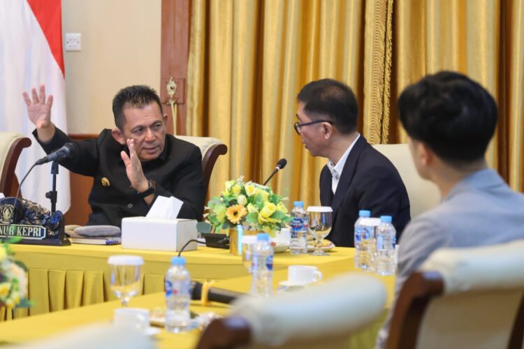 Gubernur Kepri Ansar Ahmad saat menerima kunjungan jajaran Landmarks Berhad Group yang dipimpin Chief Executive Officer (CEO) Mark Wee Liang Yee di Gedung Daerah, Tanjungpinang, Rabu (15/07/26).
Foto: Kepriprov.go.id