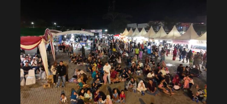 Wakil Gubernur Kepulauan Riau, Nyanyang Haris Pratamura membuka Festival Rakyat Kepri 2026 yang diinisiasi oleh Kamar Dagang dan Industri (Kadin) Provinsi Kepulauan Riau, Minggu (19/07/26).
Foto: kepriprov.go.id