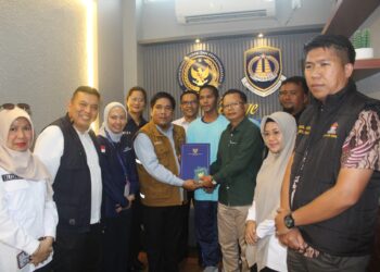 Pemerintah Provinsi Kepulauan Riau memfasilitasi kepulangan dua nelayan asal Kabupaten Bintan yang telah menyelesaikan proses hukum di Malaysia. Kedua nelayan dijemput setibanya di Pelabuhan Ferry Internasional Batam Centre, Rabu (15/07/26).
Foto: Kepriprov.go.id