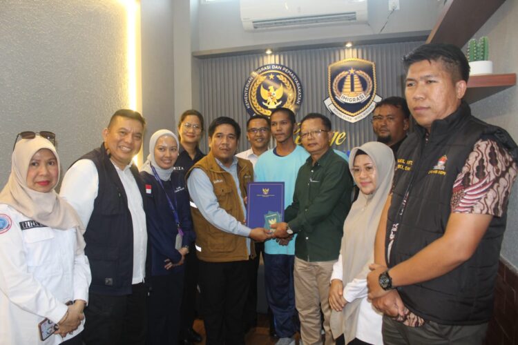 Pemerintah Provinsi Kepulauan Riau memfasilitasi kepulangan dua nelayan asal Kabupaten Bintan yang telah menyelesaikan proses hukum di Malaysia. Kedua nelayan dijemput setibanya di Pelabuhan Ferry Internasional Batam Centre, Rabu (15/07/26).
Foto: Kepriprov.go.id