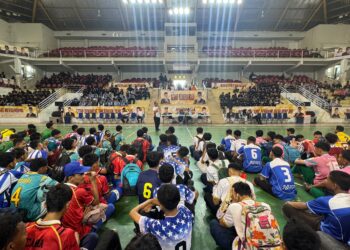 Wakil Gubernur Kepulauan Riau, Nyanyang Haris Pratamura, menghadiri pembukaan turnamen futsal Garuda Yaksa Cup 2026 antar pelajar se-Kepulauan Riau yang digelar di Lapangan Indoor Temenggung Abdul Jamal Kota Batam, Selasa (21/07/26).
Foto: kepriprov.go.id