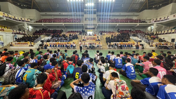 Wakil Gubernur Kepulauan Riau, Nyanyang Haris Pratamura, menghadiri pembukaan turnamen futsal Garuda Yaksa Cup 2026 antar pelajar se-Kepulauan Riau yang digelar di Lapangan Indoor Temenggung Abdul Jamal Kota Batam, Selasa (21/07/26).
Foto: kepriprov.go.id