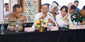 Wali Kota Batam Amsakar Achmad mengusulkan perlunya kebijakan khusus atau lex specialis di bidang administrasi kependudukan bagi Kota Batam. Usulan tersebut disampaikan saat menerima kunjungan kerja spesifik Komisi II DPR RI di Graha Kepri, Batam, Rabu (08/07/26).
Foto: Mediacenterbatam