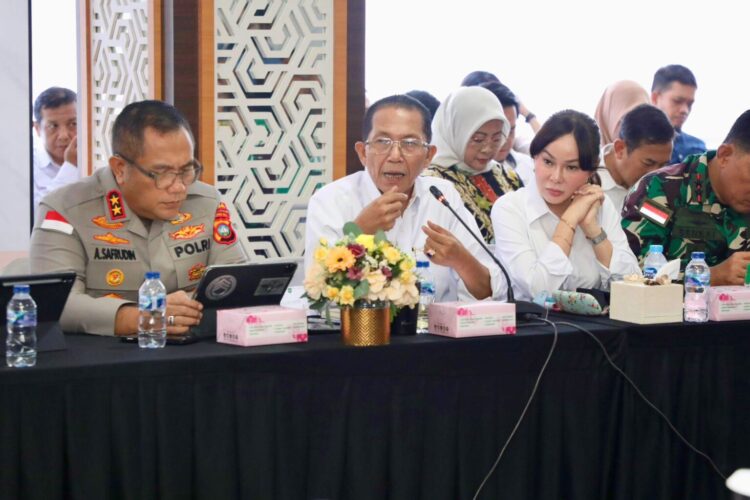 Wali Kota Batam Amsakar Achmad mengusulkan perlunya kebijakan khusus atau lex specialis di bidang administrasi kependudukan bagi Kota Batam. Usulan tersebut disampaikan saat menerima kunjungan kerja spesifik Komisi II DPR RI di Graha Kepri, Batam, Rabu (08/07/26).
Foto: Mediacenterbatam