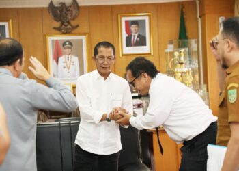 Pemerintah Kota (Pemko) Batam bersama Kantor Wilayah Kementerian Hukum (Kemenkum) Kepulauan Riau berencana menghadirkan Pos Bantuan Hukum (Posbakum) di setiap kelurahan. Program ini menjadi bagian dari kerja sama kedua pihak untuk memperluas akses layanan hukum yang mudah dijangkau masyarakat.
(14/07/26)
Foto: MCB