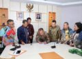 Perjanjian Kerja Sama (PKS) ditandatangani di Kantor Wali Kota Batam, Kamis (16/7/2026), oleh Sekretaris Daerah (Sekda) Kota Batam, Firmansyah, mewakili Wali Kota Batam Amsakar Achmad, bersama Pelaksana Tugas (Plt.) Direktur PT Vendoor Mebelia Indonesia, Meddy.
Foto: mediacenterbatam