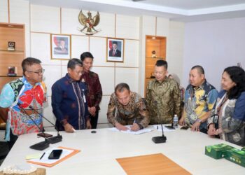 Perjanjian Kerja Sama (PKS) ditandatangani di Kantor Wali Kota Batam, Kamis (16/7/2026), oleh Sekretaris Daerah (Sekda) Kota Batam, Firmansyah, mewakili Wali Kota Batam Amsakar Achmad, bersama Pelaksana Tugas (Plt.) Direktur PT Vendoor Mebelia Indonesia, Meddy.
Foto: mediacenterbatam