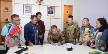 Perjanjian Kerja Sama (PKS) ditandatangani di Kantor Wali Kota Batam, Kamis (16/7/2026), oleh Sekretaris Daerah (Sekda) Kota Batam, Firmansyah, mewakili Wali Kota Batam Amsakar Achmad, bersama Pelaksana Tugas (Plt.) Direktur PT Vendoor Mebelia Indonesia, Meddy.
Foto: mediacenterbatam