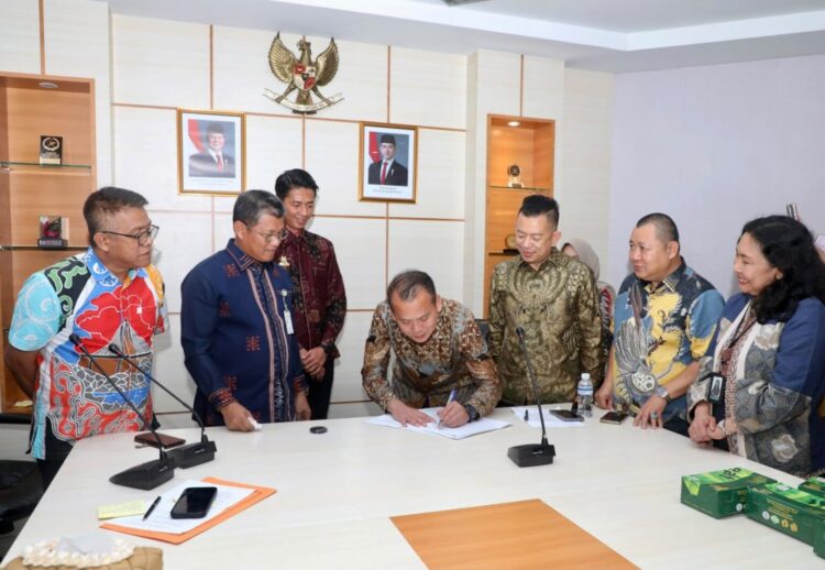 Perjanjian Kerja Sama (PKS) ditandatangani di Kantor Wali Kota Batam, Kamis (16/7/2026), oleh Sekretaris Daerah (Sekda) Kota Batam, Firmansyah, mewakili Wali Kota Batam Amsakar Achmad, bersama Pelaksana Tugas (Plt.) Direktur PT Vendoor Mebelia Indonesia, Meddy.
Foto: mediacenterbatam