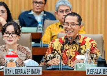 Kepala Badan Pengusahaan (BP) Batam, Amsakar Achmad, memaparkan capaian kinerja Kawasan Perdagangan Bebas dan Pelabuhan Bebas (KPBPB) Batam serta Laporan Keuangan Tahun Anggaran 2025 dalam Rapat Dengar Pendapat (RDP) bersama Komisi VI DPR RI di Jakarta, Kamis (16/07/26).
Foto: BP Batam