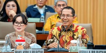 Kepala Badan Pengusahaan (BP) Batam, Amsakar Achmad, memaparkan capaian kinerja Kawasan Perdagangan Bebas dan Pelabuhan Bebas (KPBPB) Batam serta Laporan Keuangan Tahun Anggaran 2025 dalam Rapat Dengar Pendapat (RDP) bersama Komisi VI DPR RI di Jakarta, Kamis (16/07/26).
Foto: BP Batam