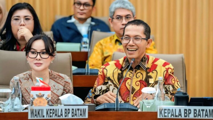 Kepala Badan Pengusahaan (BP) Batam, Amsakar Achmad, memaparkan capaian kinerja Kawasan Perdagangan Bebas dan Pelabuhan Bebas (KPBPB) Batam serta Laporan Keuangan Tahun Anggaran 2025 dalam Rapat Dengar Pendapat (RDP) bersama Komisi VI DPR RI di Jakarta, Kamis (16/07/26).
Foto: BP Batam