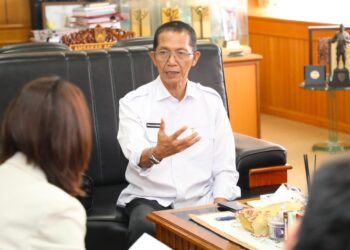 Wali Kota Batam Amsakar Achmad saat menerima kunjungan kerja Konsul Jenderal Republik Rakyat Tiongkok (RRT) di Medan, Huang He, di Kantor Wali Kota Batam, Selasa (21/07/26).
Foto: mediacenterbatam