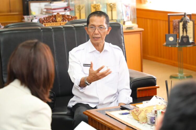 Wali Kota Batam Amsakar Achmad saat menerima kunjungan kerja Konsul Jenderal Republik Rakyat Tiongkok (RRT) di Medan, Huang He, di Kantor Wali Kota Batam, Selasa (21/07/26).
Foto: mediacenterbatam
