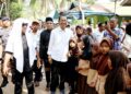 Wali Kota Batam, Amsakar Achmad, menyerap langsung berbagai aspirasi masyarakat saat menghadiri silaturahmi bersama ketua RT, RW, Lembaga Pemberdayaan Masyarakat (LPM), Unit Pengumpul Zakat (UPK), dan tokoh masyarakat di Pulau Seraya, Kelurahan Batu Legong, Kecamatan Bulang, Rabu (22/07/26).
Foto: mediacenterbatam