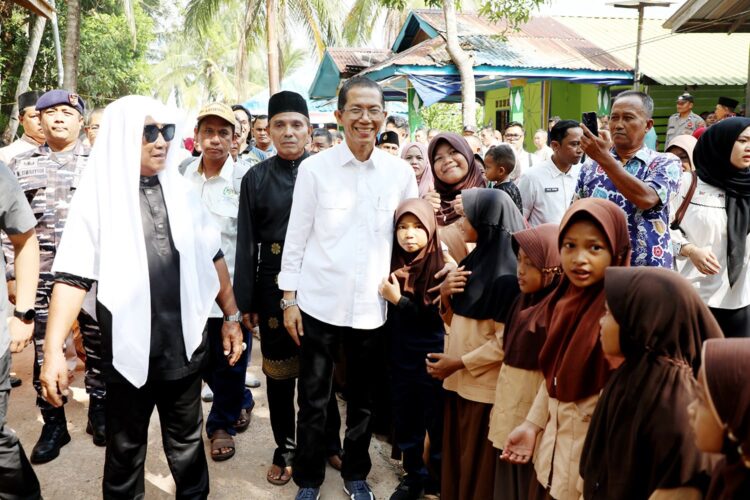 Wali Kota Batam, Amsakar Achmad, menyerap langsung berbagai aspirasi masyarakat saat menghadiri silaturahmi bersama ketua RT, RW, Lembaga Pemberdayaan Masyarakat (LPM), Unit Pengumpul Zakat (UPK), dan tokoh masyarakat di Pulau Seraya, Kelurahan Batu Legong, Kecamatan Bulang, Rabu (22/07/26).
Foto: mediacenterbatam